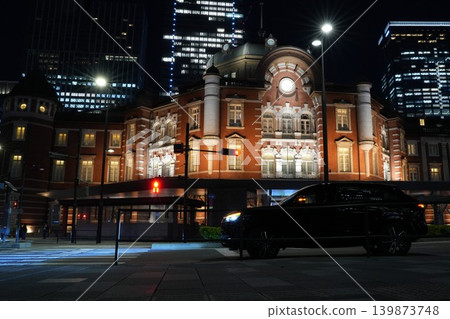 夜幕降臨,燈火輝煌的東京站丸之內大樓和城市摩天大樓交相輝映。 夜幕降臨,燈火輝煌的東京站丸之內大樓和城市摩天大樓交相輝映。 139873748