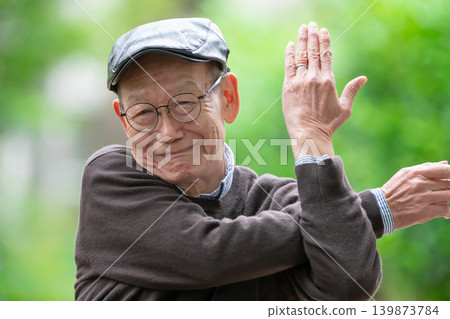 老年男子肖像，伸展身體 139873784