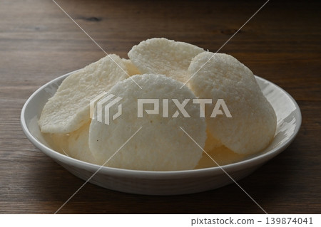 Fried rice crackers with garlic butter Fried rice crackers with garlic butter 139874041