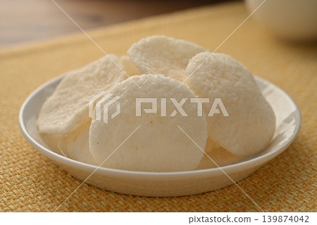 Fried rice crackers with garlic butter 139874042
