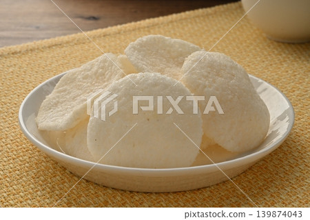 Fried rice crackers with garlic butter Fried rice crackers with garlic butter 139874043