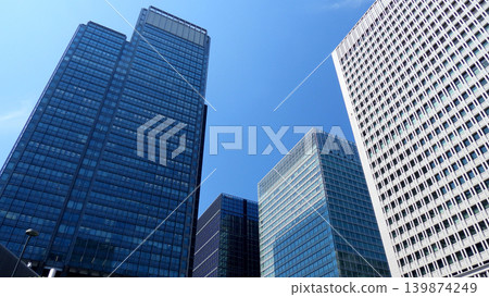 看摩天大樓的辦公室鎮的風景 看摩天大樓的辦公室鎮的風景 139874249