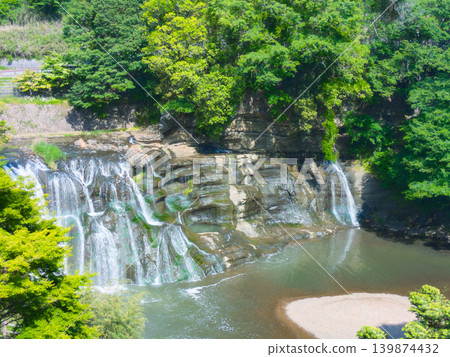 從高處俯瞰龍門瀑布:岩石地形和沙洲,初夏,栃木縣那須黑山市。 從高處俯瞰龍門瀑布:岩石地形和沙洲,初夏,栃木縣那須黑山市。 139874432