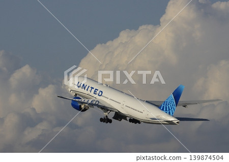 一架客機起飛;一架美聯航飛機正在爬升;羽田機場的景象。 一架客機起飛;一架美聯航飛機正在爬升;羽田機場的景象。 139874504
