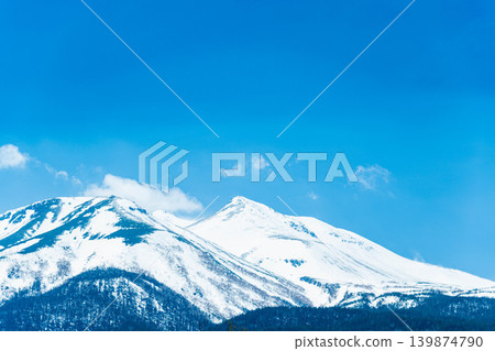 The snow-capped Mt. Norikura stands out against the blue sky, overlooking the vast early summer sky. The snow-capped Mt. Norikura stands out against the blue sky, overlooking the vast early summer sky. 139874790