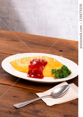 Old-fashioned coffee shop omelet rice 139875056