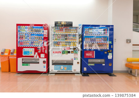 自動販賣機和長椅 自動販賣機和長椅 139875384