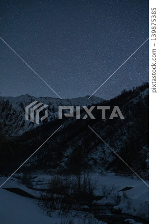 Winter scenery of Okutadami, Niigata (snow-covered mountains and stars) Winter scenery of Okutadami, Niigata (snow-covered mountains and stars) 139875385
