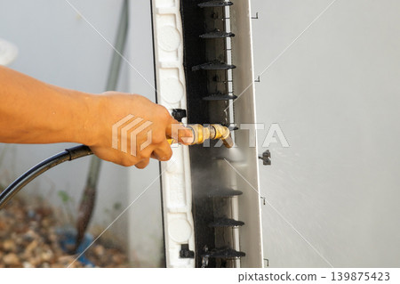 air conditioning cleaning service with water spray 139875423