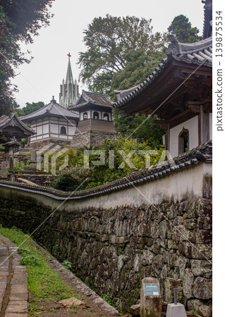 平戶的城鎮風光：寺廟和教堂的景色。 139875534