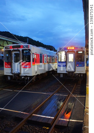 松浦鐵道的夜景:田平平戶口站(railbus柴油車) 松浦鐵道的夜景:田平平戶口站(railbus柴油車) 139875541