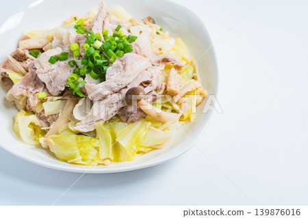 Steamed pork and cabbage in a frying pan (white background) 139876016
