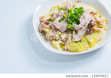 Steamed pork and cabbage in a frying pan (white background) 139876017
