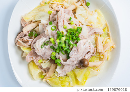 Steamed pork and cabbage in a frying pan (white background) 139876018