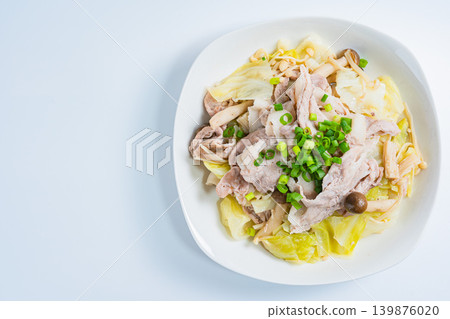 平底鍋裡的蒸豬肉和高麗菜(白色背景) 平底鍋裡的蒸豬肉和高麗菜(白色背景) 139876020