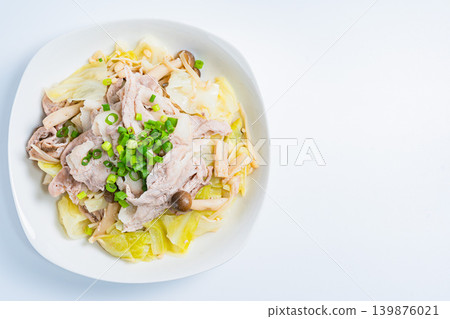 平底鍋裡的蒸豬肉和高麗菜(白色背景) 平底鍋裡的蒸豬肉和高麗菜(白色背景) 139876021