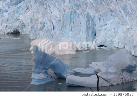[Argentina] Perito Moreno Glacier collapse 139876055