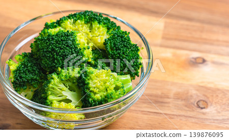 玻璃碗裡的煮西蘭花 玻璃碗裡的煮西蘭花 139876095