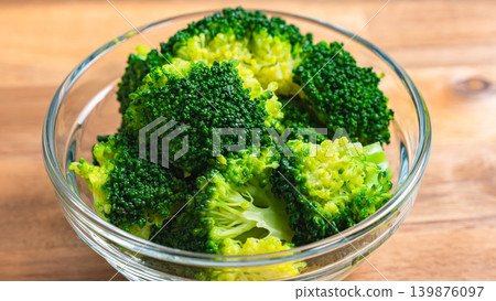 玻璃碗裡的煮西蘭花 玻璃碗裡的煮西蘭花 139876097