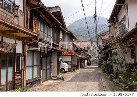 日本津和野市一條街道兩旁林立著傳統的兩層木造房屋。 日本津和野市一條街道兩旁林立著傳統的兩層木造房屋。 139876177