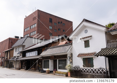津和野傳統商店與現代建築的對比 津和野傳統商店與現代建築的對比 139876179