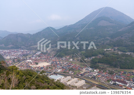 從遠處可以俯瞰津和野町,背景是巍峨的青之山。 從遠處可以俯瞰津和野町,背景是巍峨的青之山。 139876354