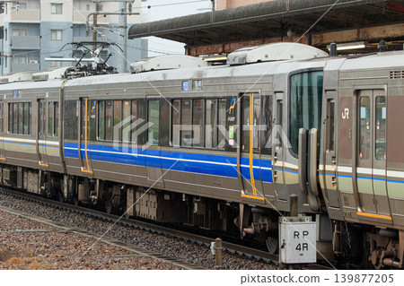 一列223系特快列車A座停靠在八津站。 139877205