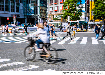 日本東京的城市景觀交通罰單系統將於4月1日起實施,但是…尖峰時段澀谷十字路口的危險騎行行為… 日本東京的城市景觀交通罰單系統將於4月1日起實施,但是…尖峰時段澀谷十字路口的危險騎行行為… 139877830