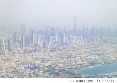 從空中俯瞰杜拜，景色令人嘆為觀止。 139877855