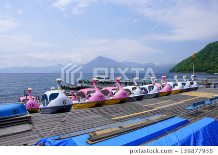 Swan boats and Mount Eniwa (Lake Shikotsu) Swan boats and Mount Eniwa (Lake Shikotsu) 139877938