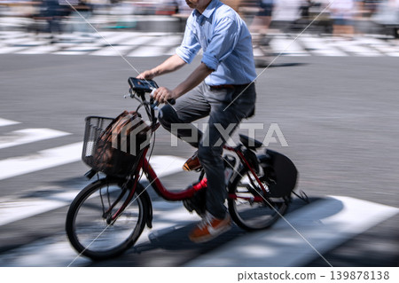 日本東京都會景觀藍色罰單系統,從4月1日起生效……尖峰時段澀谷廣場……十字路口……危險駕駛、闖紅燈和使用智慧型手機。 日本東京都會景觀藍色罰單系統,從4月1日起生效……尖峰時段澀谷廣場……十字路口……危險駕駛、闖紅燈和使用智慧型手機。 139878138