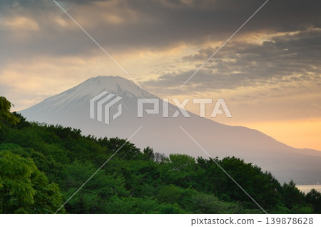 富士山在日落時染色 139878628