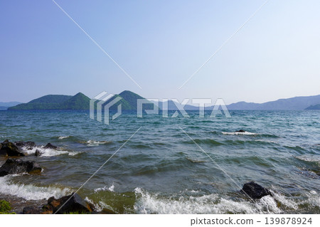 從渚公園附近可以眺望洞爺湖中的中島,還能欣賞日落美景。 從渚公園附近可以眺望洞爺湖中的中島,還能欣賞日落美景。 139878924