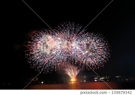 夏日夜空綻放的大型煙花 夏日夜空綻放的大型煙花 139879342