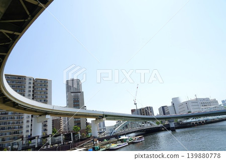 沿著水岸延伸的高速公路形成一個環形景觀。 沿著水岸延伸的高速公路形成一個環形景觀。 139880778