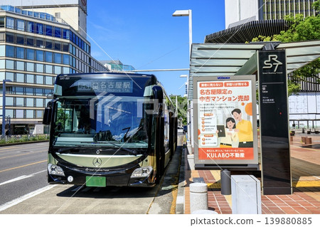 SRT 列車停靠在名古屋市榮巴士站。 139880885