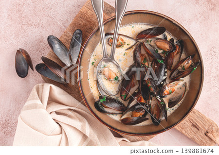 Mussels in creamy garlic sauce, served with fresh herbs and spices, homemade, no people, Mussels in creamy garlic sauce, served with fresh herbs and spices, homemade, no people, 139881674
