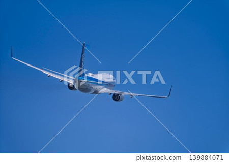 藍天下的仙台機場;一架飛機起飛;宮城縣名取市 藍天下的仙台機場;一架飛機起飛;宮城縣名取市 139884071