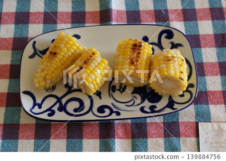 看起來很美味的烤玉米 看起來很美味的烤玉米 139884756