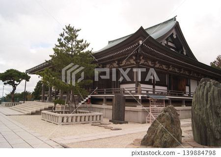 一座擁有傳統木造建築和花園景緻的寺廟。 139884798