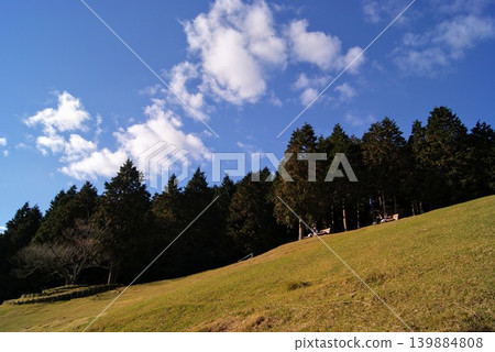 藍天綠山景色（螢幕邊界顯示） 139884808