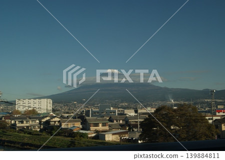 富士山和居民區在湛藍天空下的風景。 富士山和居民區在湛藍天空下的風景。 139884811