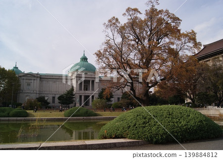 秋季的博物館建築和公園裡的秋葉 秋季的博物館建築和公園裡的秋葉 139884812