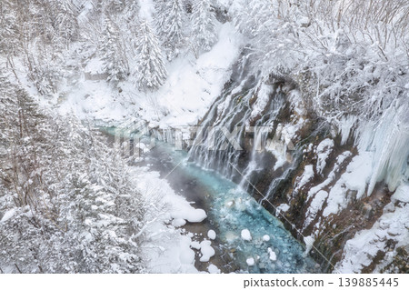 美瑛川神秘的零下低溫，白須瀑布傾瀉而下，覆蓋著霜雪的山谷景色。 139885445