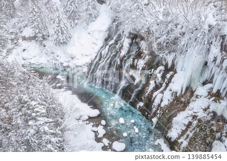 冬季，美瑛的白鬚瀑布碧藍的河水與潔白的積雪形成鮮明對比，景色十分美麗。 139885454