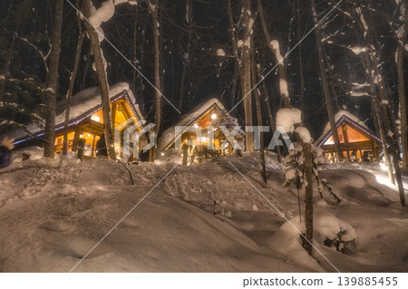 冬季北海道富良野寧格爾露台的夢幻雪景和燈光秀。 冬季北海道富良野寧格爾露台的夢幻雪景和燈光秀。 139885455