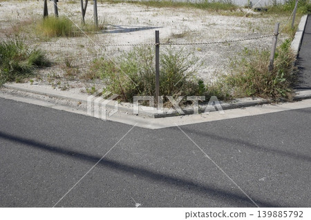 這是一塊街角地塊，給人一種待租或待售土地的印象。這是一處房地產。 139885792