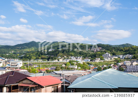 【東海道本線】清晨，一列地方列車駛過沿海城鎮。 139885937