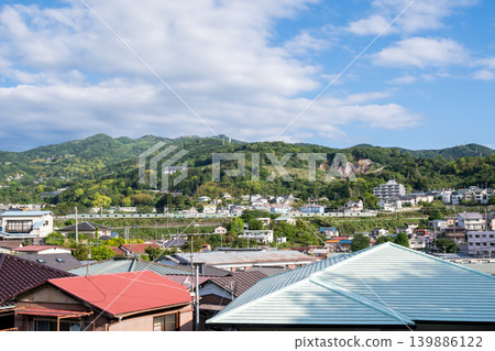 【東海道本線】清晨,一列地方列車駛過沿海城鎮。 【東海道本線】清晨,一列地方列車駛過沿海城鎮。 139886122