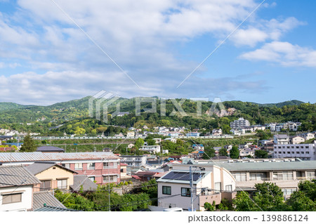 [Tokaido Main Line] An early morning local train running through a town along the coast. 139886124